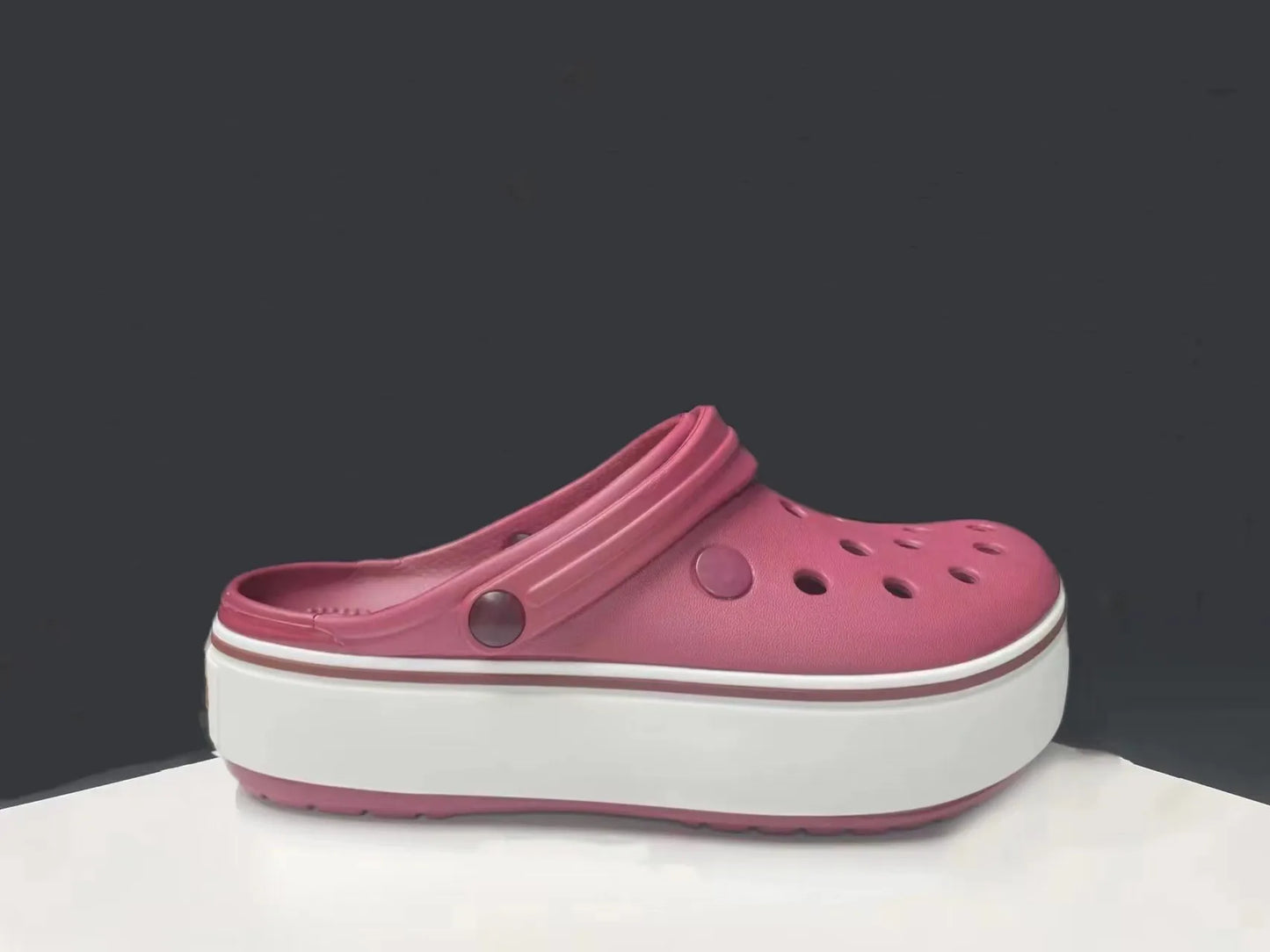 2025 novos sapatos femininos perfurados para o verão, respiráveis, leves, sola grossa, aumento de altura, antiderrapantes, sandálias de praia